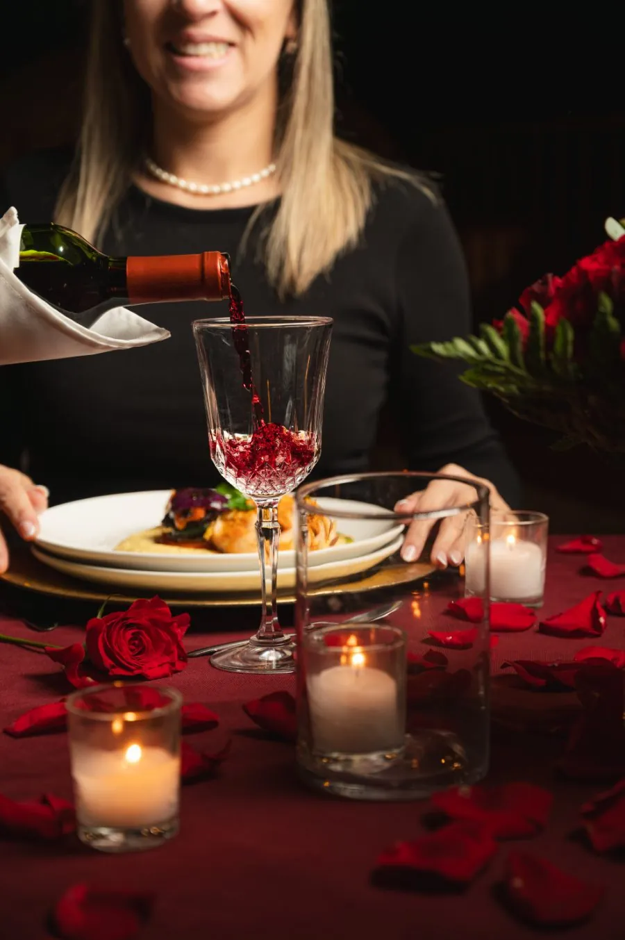 Cena privada a la luz de velas con pétalos
