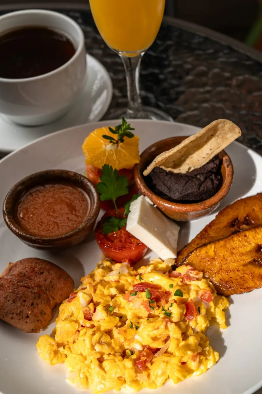 Desayuno del patio: huevos, plátano frito, frijol y café