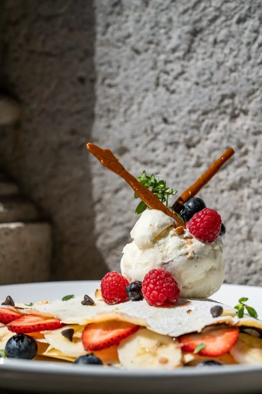 Mil hojas de frutas con helado