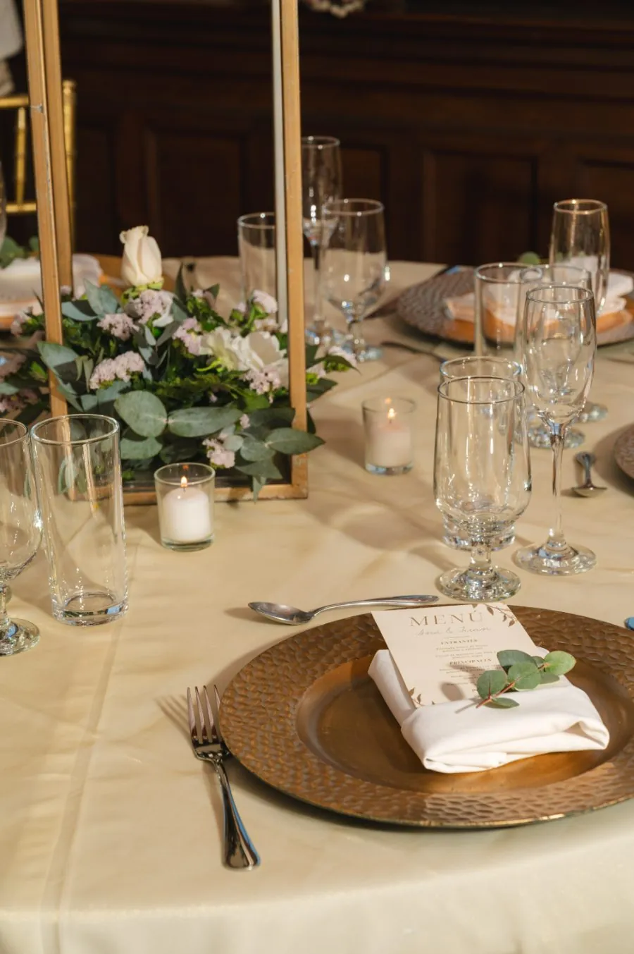 Detalle de mesa: menú, servilleta y eucalipto