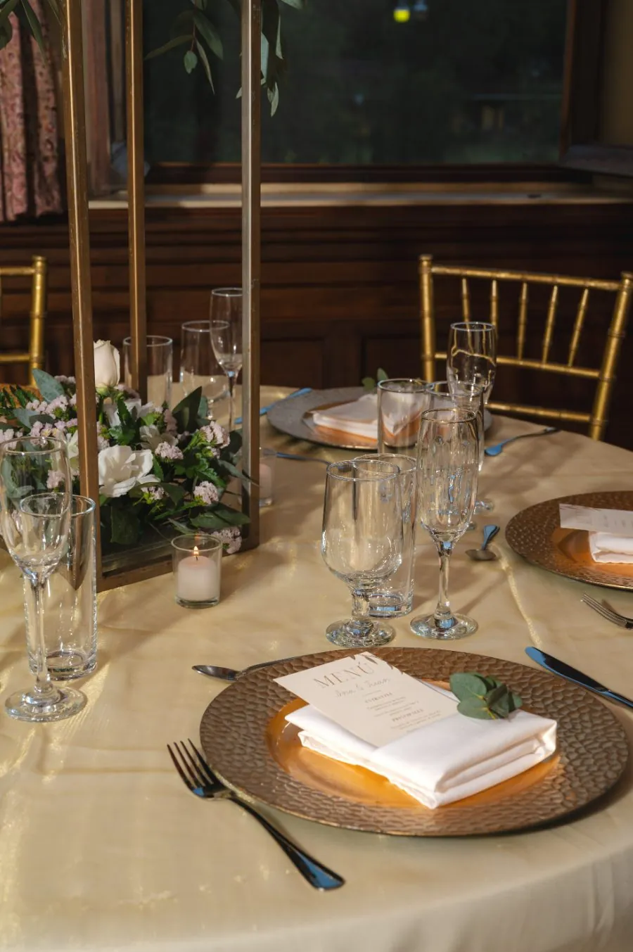 Detalle de mesa montada con copas y menú