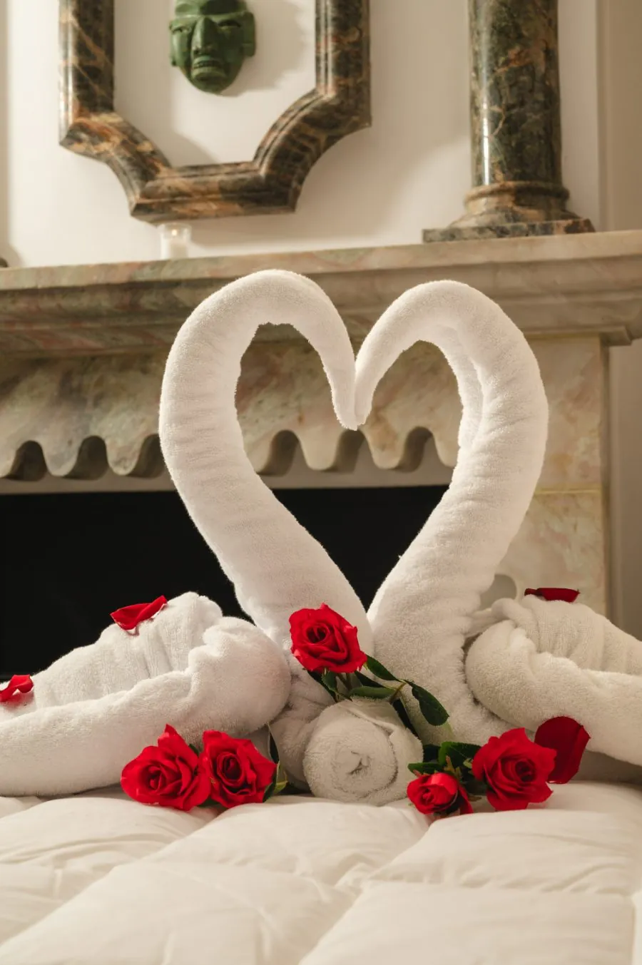 Cisnes de toalla en forma de corazón con rosas